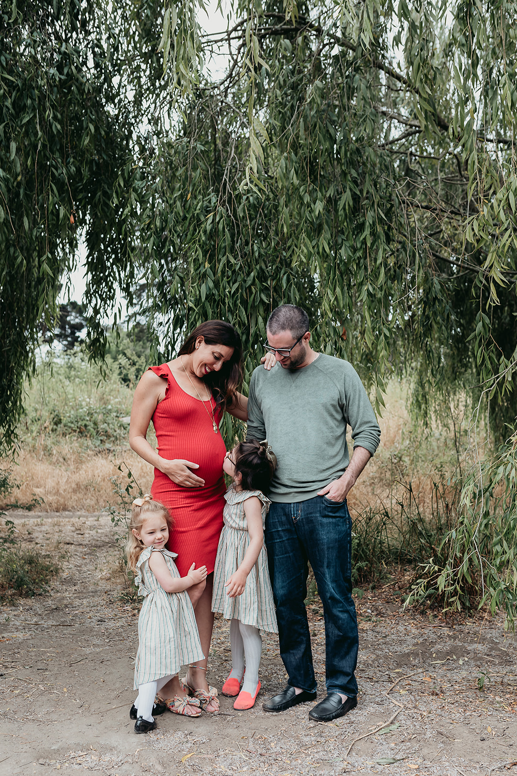 Sweet Outdoor Weeping Willow Family Maternity photoshoot in the fall in NYC Westchester County with Amy Nghe Photography